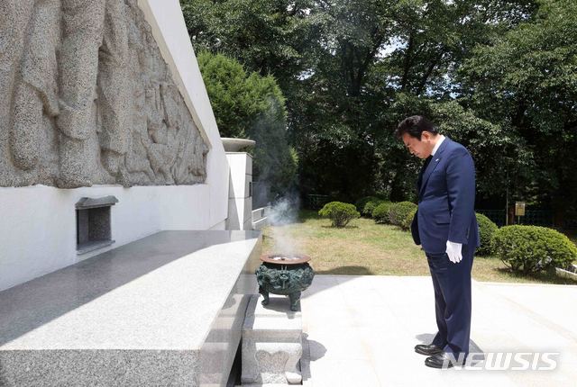 용인 김량장리 전투 70주년인 3일 충혼탑을 참배하는 백군기 용인시장. (사진제공=용인시)