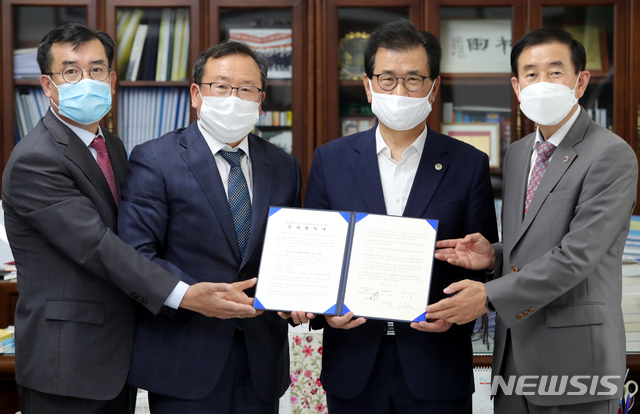 [청주=뉴시스]천영준 기자 = 충북도와 충주시는 3일 도청에서 이시종 지사와 조길형 충주시장, 천보 이상율 대표이사, 중원신소재 이동호 대표이사 등이 참석한 가운데 ㈜천보의 자회사인 ㈜중원신소재와 1500억원 규모의 투자협약을 체결했다. (사진=충북도 제공) 2020.07.03. photo@newsis.com