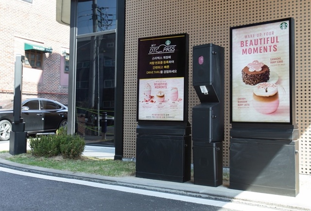 [서울=뉴시스] 삼성전자는 최근 스타벅스 코리아로부터 스마트 아웃도어 사이니지 공급을 요청받았다. 사진 삼성전자