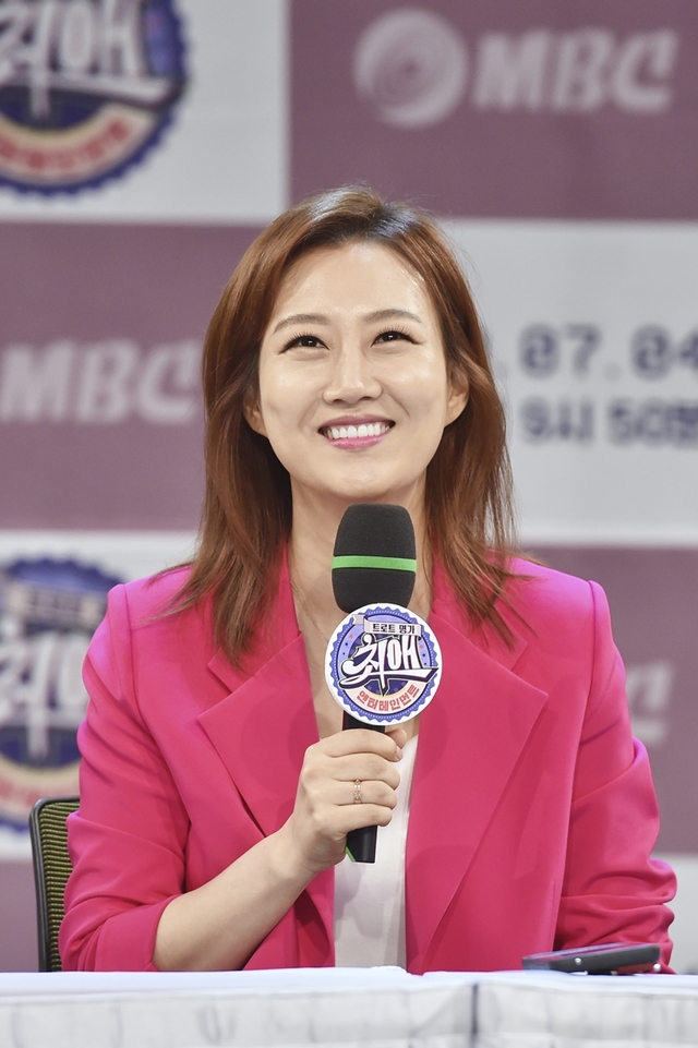 [서울=뉴시스] 3일 오후 온라인으로 생중계된 MBC TV 예능물 '최애엔터테인먼트' 제작발표회에 참석한 트로트 가수 장윤정 (사진 = MBC) photo@newsis.com