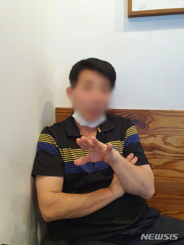 [청주=뉴시스] 조성현 = 이춘재 연쇄살인 8차 사건의 진범으로 지목돼 20년간 옥살이를 했던 윤모(53)씨가 3일 오후 취재진과 만나 인터뷰를 하고 있다. 2020.07.03.&nbsp; jss0128@newsis.com 