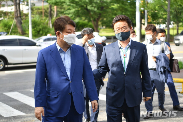 [안동=뉴시스] 3일 오후 국방부 대회의실에서 열릴 대구 군 공항 이전부지 선정위원회에 참가하기 위해 권영진 대구시장(왼쪽)과 이철우 경북지사가 함께 들어서고 있다. (사진=경북도 제공) 2020.-7.03