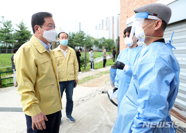 [대전=뉴시스]조명휘 기자 = 장종태 서구청장이 3일 확진자 동선인 서구 관저동 서머나침례교회에 마련된 임시 선별진료소를 찾아 의료진을 격려하고 현장 상황을 점검하고 있다. (사진= 서구청 제공). 2020.07.03. photo@newsis.com