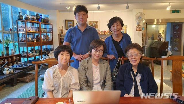 [서울=뉴시스] 정윤아기자= 이용수 할머니와 정의기억연대 이나영 이사장은 3일 오전 대구 남구 한 찻집에서 두번째 만남을 가졌다. 이날 만남에는 이경희 일본군'위안부'할머니와함께하는마.창.진시민모임 대표, 송도자 일본군'위안부'할머니와함께하는통영거제시민모임 대표, 서혁수 정신대할머니와함께하는시민모임 대표 등 일본군'위안부' 관련 전국의 지역단체 대표들이 함께 했다.(사진제공=정의연)