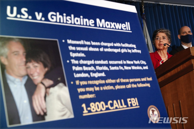 [뉴욕=AP/뉴시스]&nbsp; 미국의 억만장자 제프리 엡스타인의 미성년자 성착취 사건을 담당한 오드리 스트라우스(빨간색 자켓) 미 연방검사는 2일(현지시간) 뉴욕 맨해튼에서 기자회견을 열고 포주 역할을 한 엡스타인의 전 여자친구 길레인 맥스웰(58)이 체포됐다고 밝혔다. 2020.7.3.