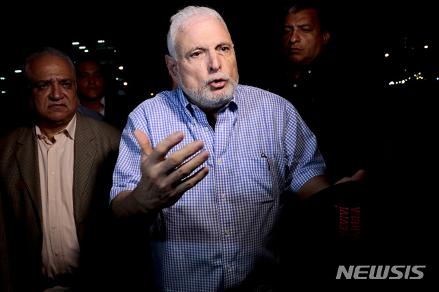 [파나마시티= AP/뉴시스] 지난 해 8월 9일 파나마시티 자택부근에서 기자회견하는 리카르도 마르티넬리 전 파나마대통령. 그는 당시 검찰로부터 돈세탁관련 수사를 받으면서 출국정지 명령이 내려진 상태였다.&nbsp; 