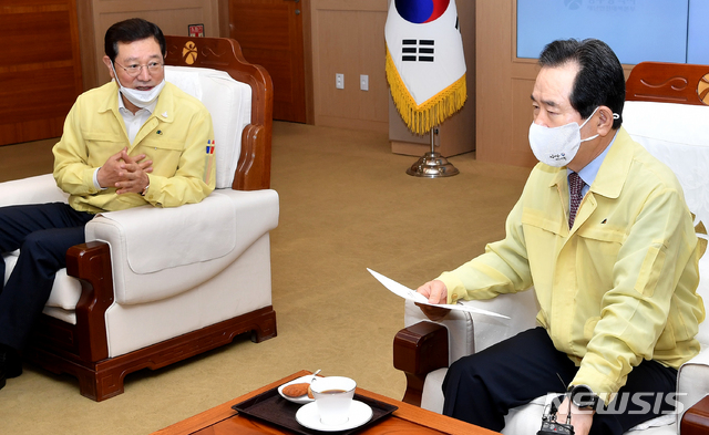 [광주=뉴시스] 신대희 기자 = 정세균 국무총리(오른쪽)가 3일 오전 광주 서구 치평동 광주시청에서 중앙재난안전대책본부 회의를 열기에 앞서 이용섭 광주시장으로부터 코로나19 발생 현황 보고를 받고 있다. 2020.07.03.&nbsp; sdhdream@newsis.com