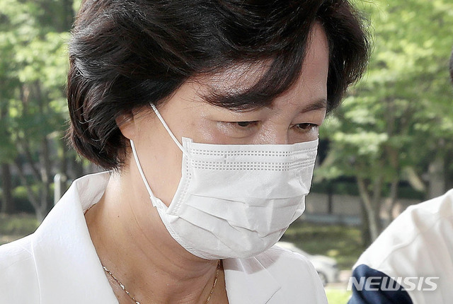 [과천=뉴시스]김병문 기자 = 추미애 법무부 장관이 3일 오전 경기 과천시 법무부 청사로 출근을 하고 있다. 2020.07.03.&nbsp; dadazon@newsis.com
