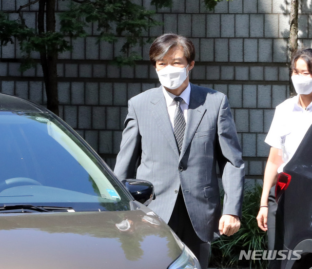 [서울=뉴시스] 전진환 기자 = 가족 비리와 감찰 무마 의혹 사건 등으로 기소된 조국 전 법무부 장관이 지난달 3일 오전 서울 서초구 서울중앙지법에서 열리는 공판에 출석하고 있다. 2020.07.03. amin2@newsis.com