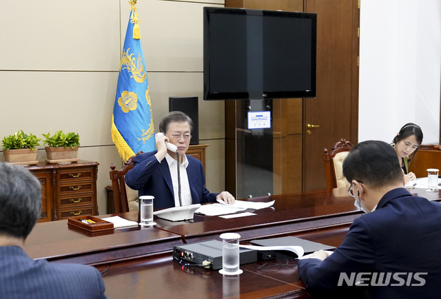 [서울=뉴시스]문재인 대통령이 3일 오전 청와대 여민관에서 알베르토 페르난데스 아르헨티나 대통령과 전화 통화하고 있다.(사진=청와대 제공) 2020.07.03.photo@newsis.com