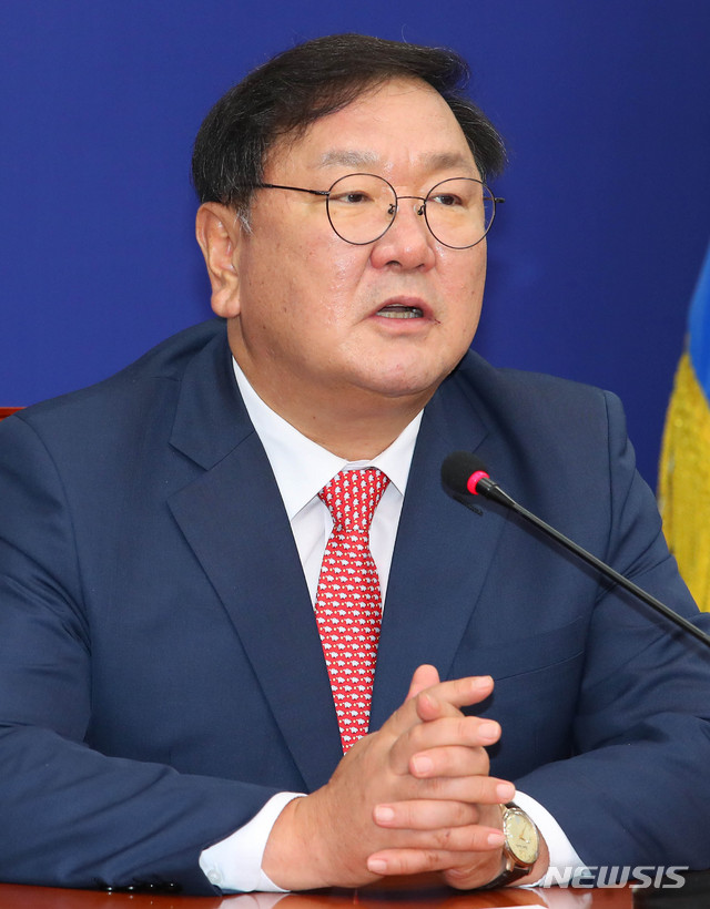 [서울=뉴시스] 장세영 기자 = 김태년 더불어민주당 원내대표가 3일 서울 여의도 국회에서 열린 더불어민주당 최고위원회의에 참석해 현안관련 발언을 하고 있다. 2020.07.03. photothink@newsis.com