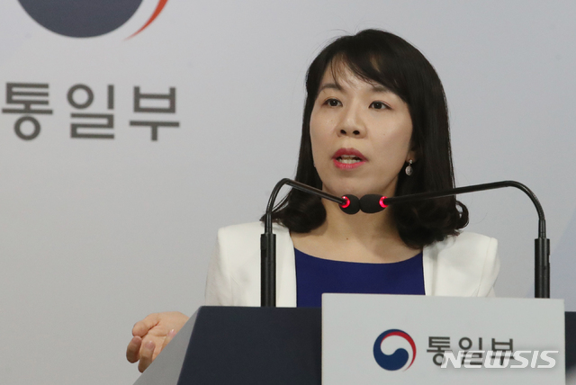 [서울=뉴시스]김명원 기자 = 조혜실 통일부 대변인이 3일 오전 서울 종로구 정부서울청사 합동브리핑실에서 현안 관련 브리핑을 하고 있다. 2020.07.03. kmx1105@newsis.com