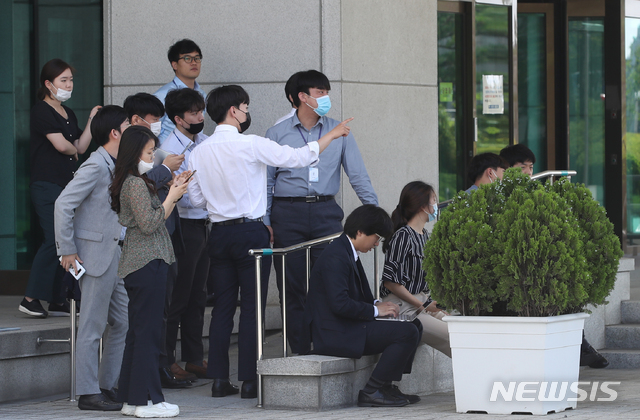 [서울=뉴시스] 조수정 기자 = 추미애 법무부 장관의 수사지휘권 발동으로 '검언 유착' 의혹에 대한 전문수사 자문단 소집이 중단되고 윤석열 검찰총장이 전국 고검장과 지방 검사장 회의를 소집한 3일 오전 서울 서초동 대검찰청에서 취재진이 대기하고 있다. 2020.07.03.&nbsp; chocrystal@newsis.com