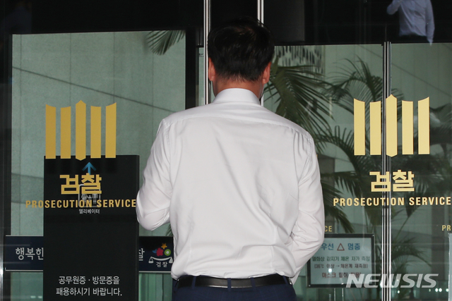 [서울=뉴시스] 조수정 기자 = 추미애 법무부 장관의 수사지휘권 발동으로 '검언 유착' 의혹에 대한 전문수사 자문단 소집이 중단되고 윤석열 검찰총장이 전국 고검장과 지방 검사장 회의를 소집한 3일 오전 서울 서초동 대검찰청에서 검찰 관계자들이 들어가고 있다. 2020.07.03.&nbsp; chocrystal@newsis.com