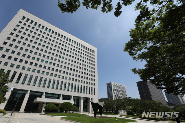 [서울=뉴시스] 조수정 기자 = 추미애 법무부 장관의 수사지휘권 발동으로 '검언 유착' 의혹에 대한 전문수사 자문단 소집이 중단되고 윤석열 검찰총장이 전국 고검장과 지방 검사장 회의를 소집한 3일 오전 서울 서초동 대검찰청(왼쪽).오른쪽으로는 서울고등검찰청(가운데)과 서울중앙지방검찰청(오른쪽)이 보이고 있다. 2020.07.03.&nbsp; chocrystal@newsis.com