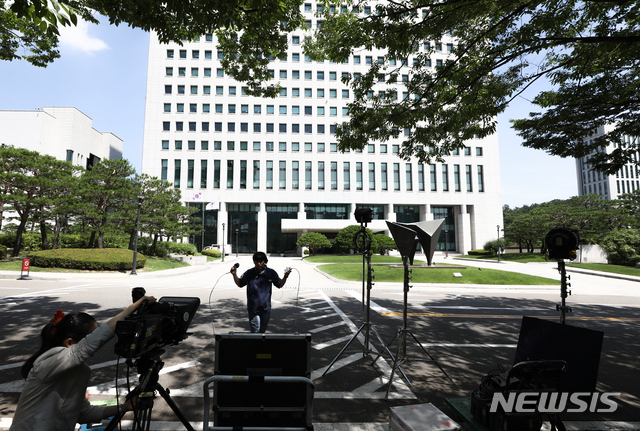 [서울=뉴시스] 조수정 기자 = 추미애 법무부 장관의 수사지휘권 발동으로 '검언 유착' 의혹에 대한 전문수사 자문단 소집이 중단되고 윤석열 검찰총장이 전국 고검장과 지방 검사장 회의를 소집한 3일 오전 서울 서초동 대검찰청에서 KBS 12시뉴스 중계팀이 중계를 준비하고 있다. 2020.07.03.&nbsp; chocrystal@newsis.com
