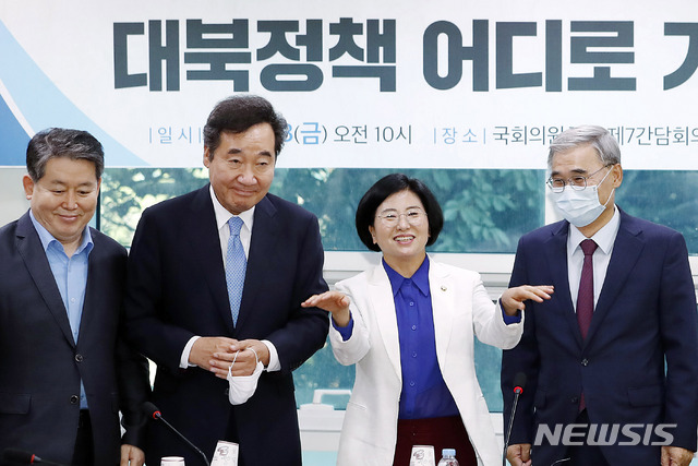 [서울=뉴시스] 최동준 기자 = 더불어민주당 김경협(왼쪽부터), 이낙연, 양경숙 의원, 이종석 전 통일부 장관이 3일 서울 여의도 국회의원회관에서 열린 '대북전단지와 볼턴의 충격, 대북정책 어디로 가야 하나?' 라는 주제의 이 전 장관 초청 강연 전 기념촬영 준비를 하고 있다. 2020.07.03. photocdj@newsis.com