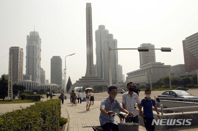 [평양=AP/뉴시스]신종 코로나바이러스 감염증(코로나19) 예방을 위해 마스크를 쓴 평양 시민들이 3일 평양 려명거리를 걷고 있다. 북한 조선중앙통신은 김정은 북한 국무위원장이 2일 열린 조선노동당 중앙위원회 정치국 회의에서 코로나19와 관련해 국가 비상방역 강화를 주문했다고 보도했다. 2020.07.03. 