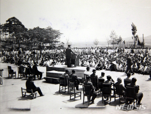 [서울=뉴시스] 1948년 5월 8일 전라남도의 한 선거 유세장에서 입후보자가 연설하고 있다. (사진=미국 국립문서기록청) 2020.07.05. photo@newsis.com (* 위 사진은 재배포, 재판매, DB 및 활용을 금지합니다)