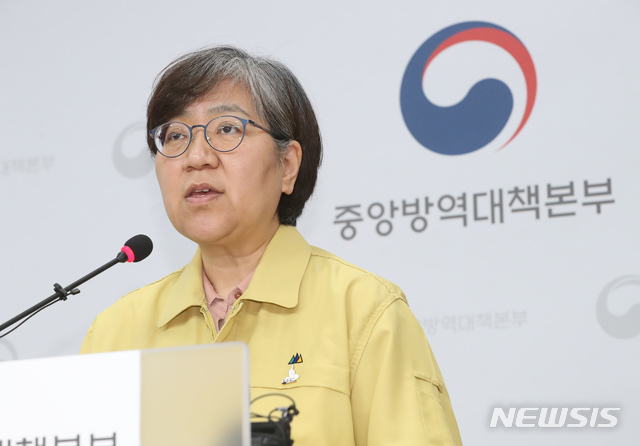 [청주=뉴시스]강종민 기자 = 정은경 중앙방역대책본부장(질병관리본부장)이 3일 오후 충북 청주 질병관리본부에서 신종 코로나바이러스 감염증(코로나19) 국내 발생 현황에 대해 브리핑하고 있다. 2020.07.03.&nbsp; ppkjm@newsis.com