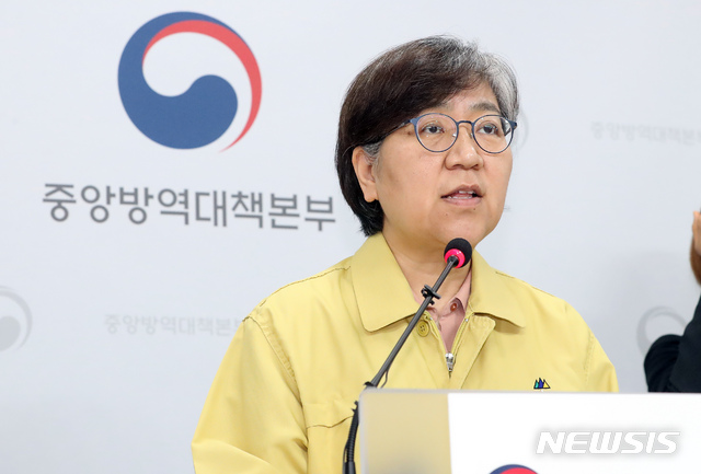 [청주=뉴시스]강종민 기자 = 정은경 중앙방역대책본부장(질병관리본부장)이 3일 오후 충북 청주 질병관리본부에서 신종 코로나바이러스 감염증(코로나19) 국내 발생 현황에 대해 브리핑하고 있다. 2020.07.03.&nbsp; ppkjm@newsis.com