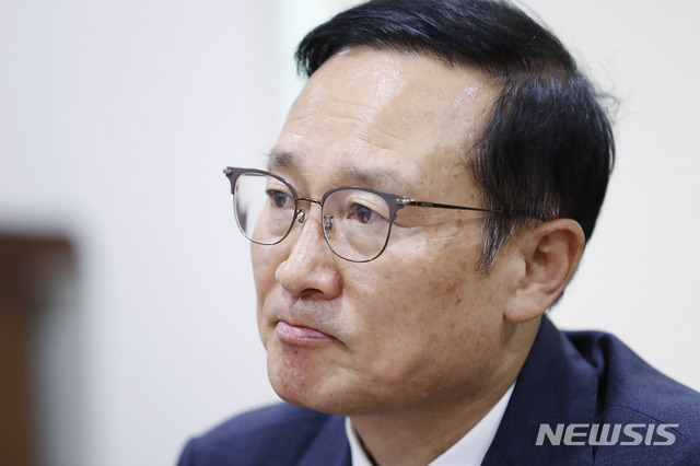 [서울=뉴시스] 최동준 기자 = 홍영표 더불어민주당 의원이 3일 서울 여의도 국회의원회관 회의실에서 당대표 불출마 기자회견 후 생각에 잠겨 있다. 2020.07.03. photocdj@newsis.com