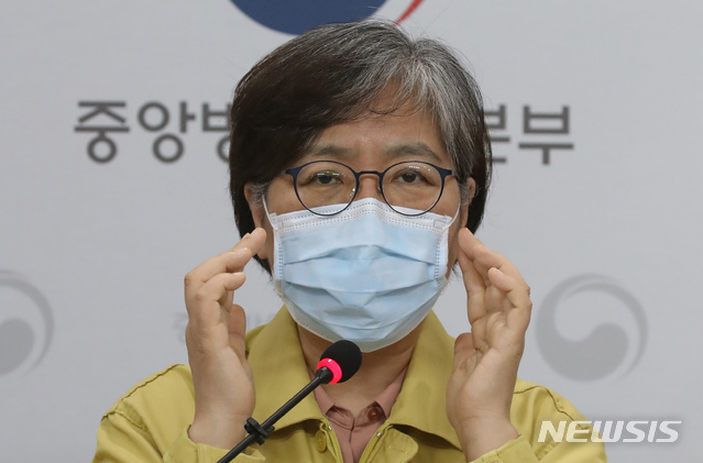 [청주=뉴시스]강종민 기자 = 정은경 중앙방역대책본부장(질병관리본부장)이 3일 오후 충북 청주 질병관리본부에서 신종 코로나바이러스 감염증(코로나19) 국내 발생 현황 브리핑을 하던 중 마스크 착용법을 설명하고 있다. 2020.07.03. ppkjm@newsis.com