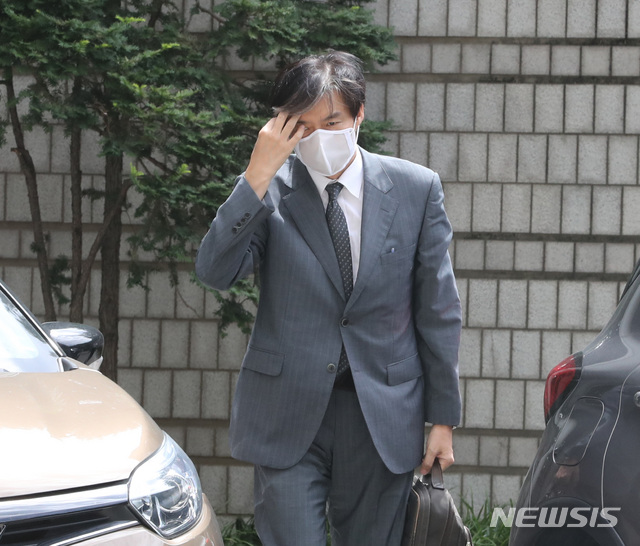 [서울=뉴시스] 전진환 기자 = 지난달 3일 조국 전 법무부 장관이 서울 서초구 서울중앙지법으로 들어가고 있다. 2020.07.03. amin2@newsis.com