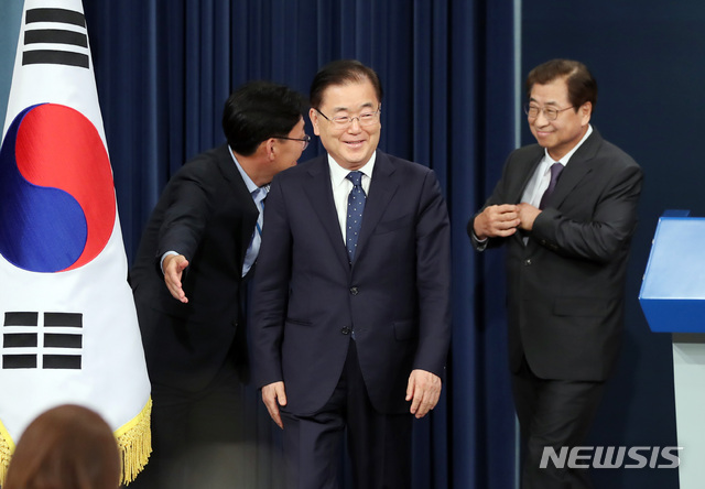 [서울=뉴시스]박영태 기자 = 국가안보실장에 내정된 서훈 국정원장과 국가안보실을 떠나는 정의용 국가안보실장이 3일 오후 청와대 대브리핑룸에서 이임사를 끝내고 있다. 2020.07.03. since1999@newsis.com