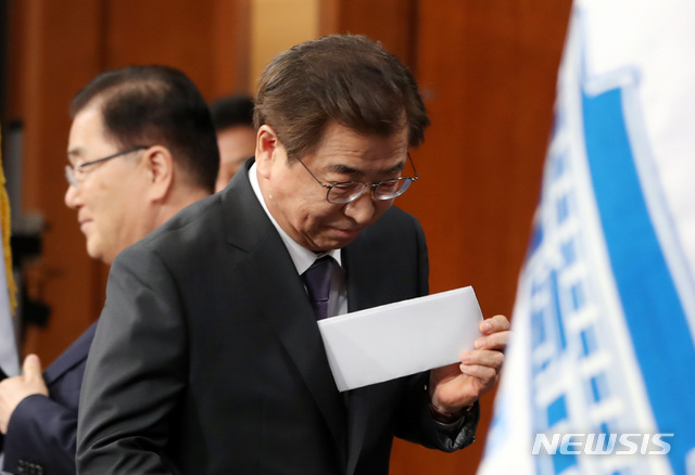 [서울=뉴시스]박영태 기자 = 국가안보실장에 내정된 서훈 국정원장이 3일 오후 청와대 대브리핑룸에서 이임사를 하기 위해 단상으로 오르고 있다. 2020.07.03. since1999@newsis.com