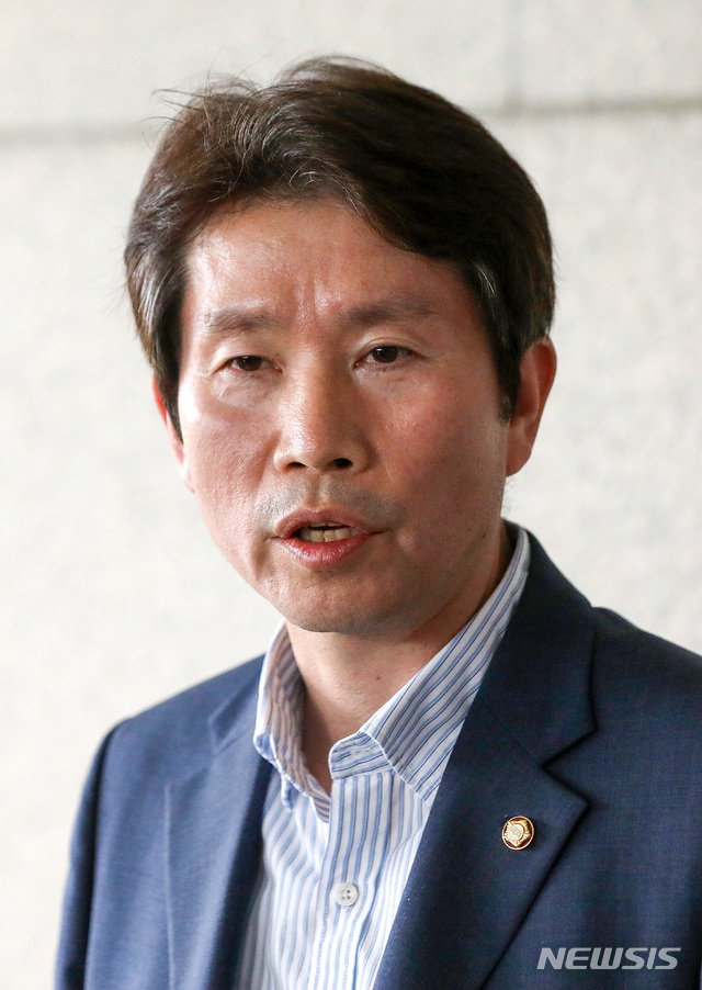 [서울=뉴시스]김선웅 기자 = 통일부장관으로 내정된 이인영 더불어민주당 의원이 3일 오후 서율 여의도 국회에서 입장을 발표하고 있다. 2020.07.03. mangusts@newsis.com