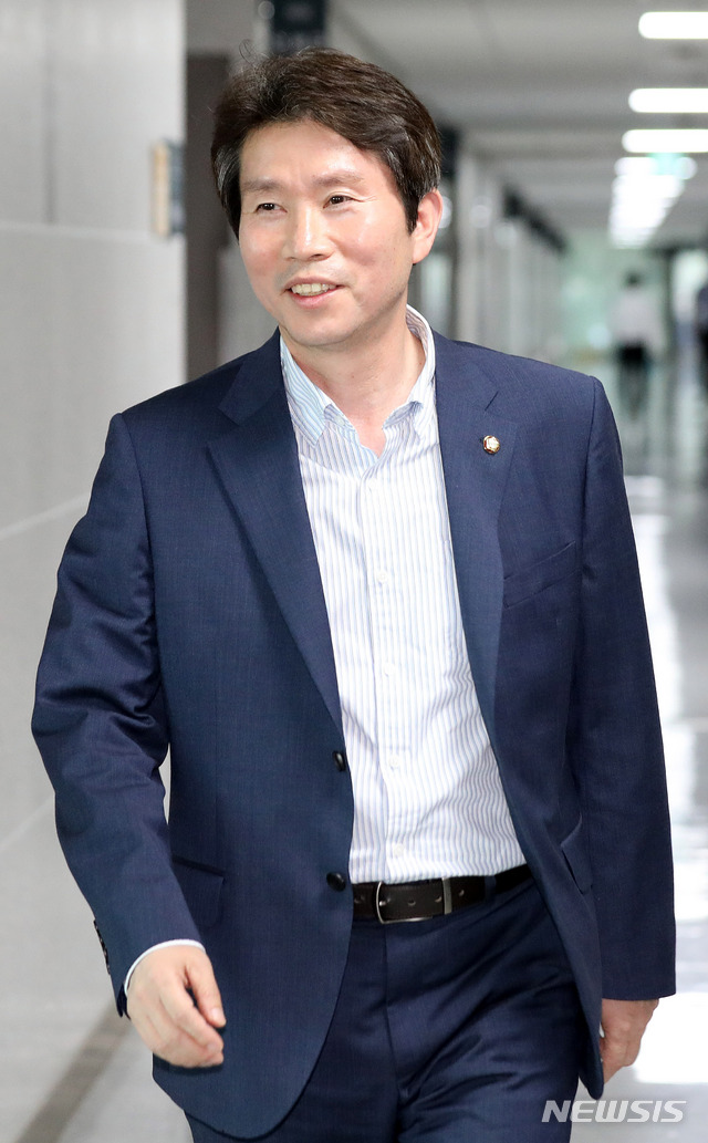 [서울=뉴시스]김선웅 기자 = 통일부장관으로 내정된 이인영 더불어민주당 의원이 3일 오후 서율 여의도 국회에서 입장을 발표하기 위해 이동하고 있다. 2020.07.03. mangusts@newsis.com