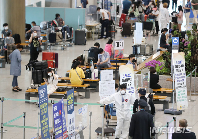 [인천공항=뉴시스] 박미소 기자 = 코로나 바이러스 감염증(코로나19) 중앙재난안전대책본부가 해외유입 확진자 증가에 따라 국가별 위험도 평가체계를 정례화하기로 밝힌 3일 오후 인천국제공항 제1터미널에서 입국자들이 관계자의 설명을 들으며 이동하고 있다.2020.07.03.  misocamera@newsis.com