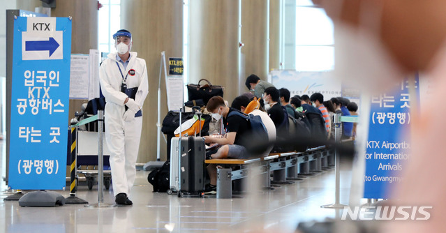 [인천공항=뉴시스] 박미소 기자 = 코로나 바이러스 감염증(코로나19) 중앙재난안전대책본부가 해외유입 확진자 증가에 따라 국가별 위험도 평가체계를 정례화하기로 밝힌 지난 3일 오후 인천국제공항 제1터미널에서 입국자들이 전용 KTX 공항버스를 타기 위해 대기하고 있다.2020.07.03. misocamera@newsis.com