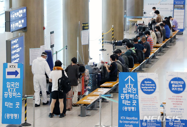 [인천공항=뉴시스] 박미소 기자 = 코로나 바이러스 감염증(코로나19) 중앙재난안전대책본부가 해외유입 확진자 증가에 따라 국가별 위험도 평가체계를 정례화하기로 밝힌 3일 오후 인천국제공항 제1터미널에서 입국자들이 전용 KTX 공항버스를 타기 위해 대기하고 있다.2020.07.03.  misocamera@newsis.com