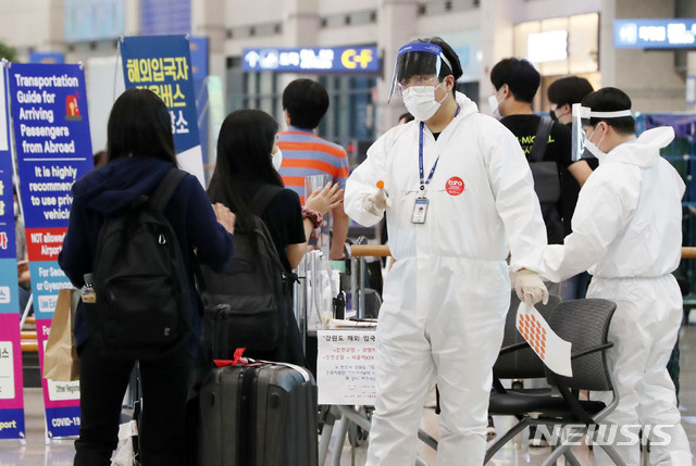[인천공항=뉴시스] 박미소 기자 = 코로나 바이러스 감염증(코로나19) 중앙재난안전대책본부가 해외유입 확진자 증가에 따라 국가별 위험도 평가체계를 정례화하기로 밝힌 지난 3일 오후 인천국제공항 제1터미널에서 입국자들이 관계자의 설명을 들으며 이동하고 있다.2020.07.03. misocamera@newsis.com