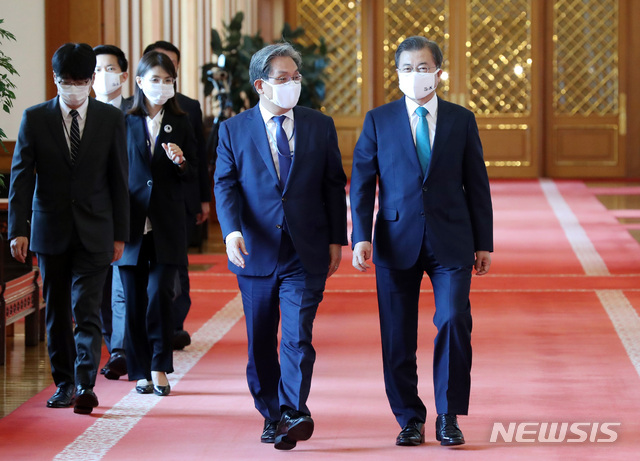 [서울=뉴시스]박영태 기자 = 문재인 대통령과 노영민 비서실장이 3일 오후 청와대 본관에서 신임 국무조정실장과 국민권익위원장 임명장 수여식에 참석하고 있다. 2020.07.03. since1999@newsis.com