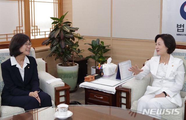 [서울=뉴시스]추미애 법무부 장관이 3일 경기도 과천시 정부과천청사에서 '여성(젠더)폭력 범죄에 대한 새로운 형사사법 연구' 세미나에 축사를 하러 온 권인숙 국회의원과 대화를 나누고 있다 . (사진=법무부 제공) 2020.07.03.&nbsp; photo@newsis.com