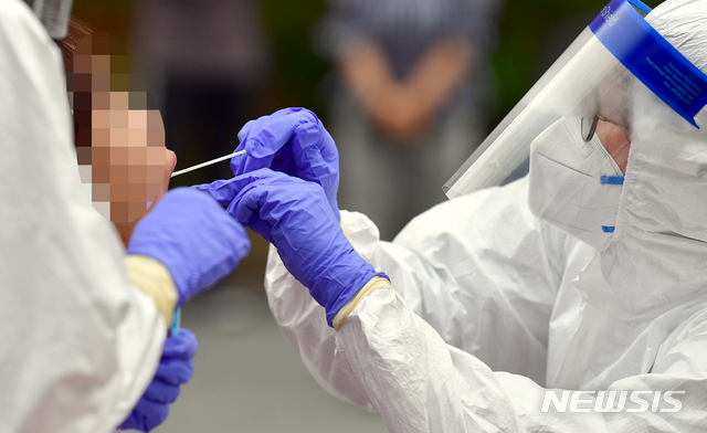 [광주=뉴시스] 류형근 기자 = 교회에서 신종 코로나바이러스 감염증(코로나19) 확진자 2명이 나온 가운데 3일 오후 광주 북구 일곡중앙교회 주차장에 마련된 선별진료소에서 보건당국이 예배 참석자들을 대상으로 검체를 채취하고 있다. 2020.07.03.&nbsp; hgryu77@newsis.com