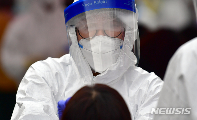 [광주=뉴시스] 류형근 기자 = 교회에서 신종 코로나바이러스 감염증(코로나19) 확진자 2명이 나온 가운데 3일 오후 광주 북구 일곡중앙교회 주차장에 마련된 선별진료소에서 보건당국이 예배 참석자들을 대상으로 검체를 채취하고 있다. 2020.07.03.&nbsp; hgryu77@newsis.com