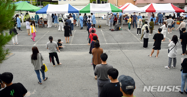 [광주=뉴시스] 류형근 기자 = 교회에서 신종 코로나바이러스 감염증(코로나19) 확진자 2명이 나온 가운데 3일 오후 광주 북구 일곡중앙교회 주차장에 마련된 선별진료소에서 보건당국이 예배 참석자들을 대상으로 검체를 채취하고 있다. 2020.07.03. hgryu77@newsis.com