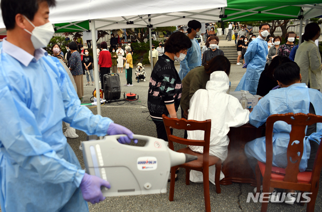 [광주=뉴시스] 류형근 기자 = 교회에서 신종 코로나바이러스 감염증(코로나19) 확진자 2명이 나온 가운데 3일 오후 광주 북구 일곡중앙교회 주차장에 마련된 선별진료소에서 보건당국이 예배 참석자들을 대상으로 검체를 채취하고 있다. 2020.07.03.&nbsp; hgryu77@newsis.com