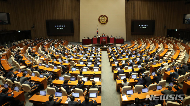 [서울=뉴시스]김선웅 기자 = 3일 오후 서울 여의도 국회 본회의장에서 미래통합당이 불참한 가운데 제379회국회(임시회) 제7차 본회의가 진행되고 있다. 2020.07.03.&nbsp; mangusts@newsis.com