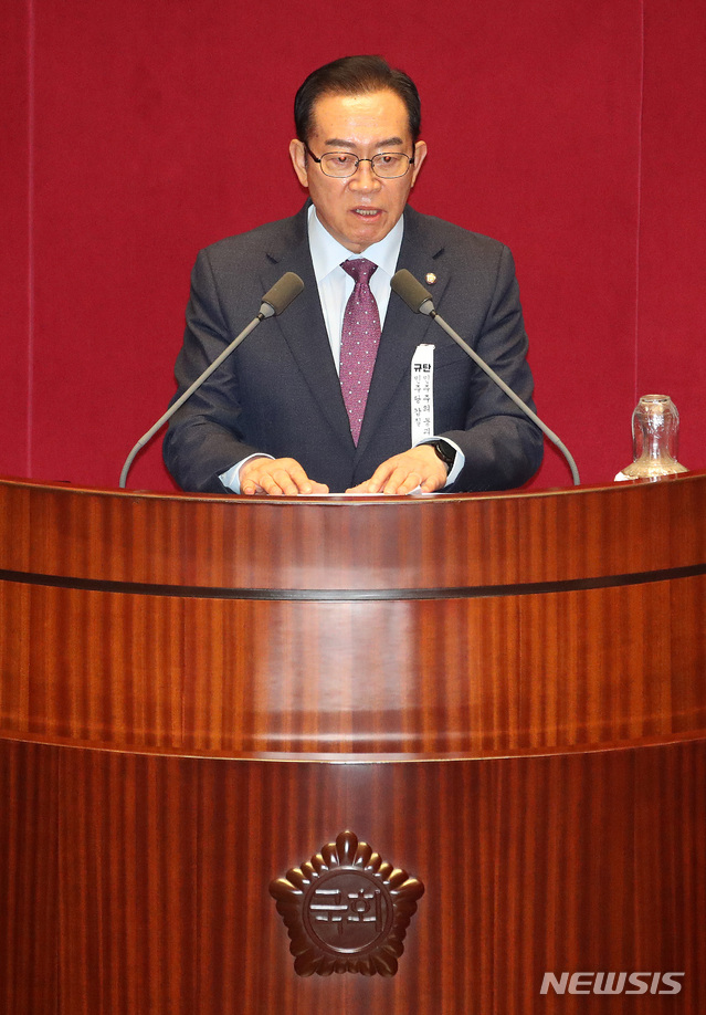 [서울=뉴시스]김선웅 기자 = 이종배 미래통합당 의원이 3일 오후 서울 여의도 국회 본회의장에서 열린 제379회국회(임시회) 제7차 본회의에서 의사진행 발언을 하고 있다. 2020.07.03. mangusts@newsis.com