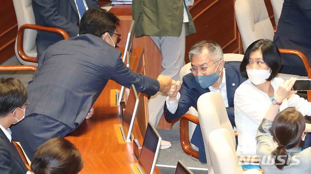 [서울=뉴시스]김선웅 기자 = 열린민주당 최강욱 의원이 3일 오후 서울 여의도 국회 본회의장에서 미래통합당이 불참한 가운데 열린 제379회국회(임시회) 제7차 본회의에서 동료 의원들과 인사를 나누고 있다. 2020.07.03.&nbsp; mangusts@newsis.com