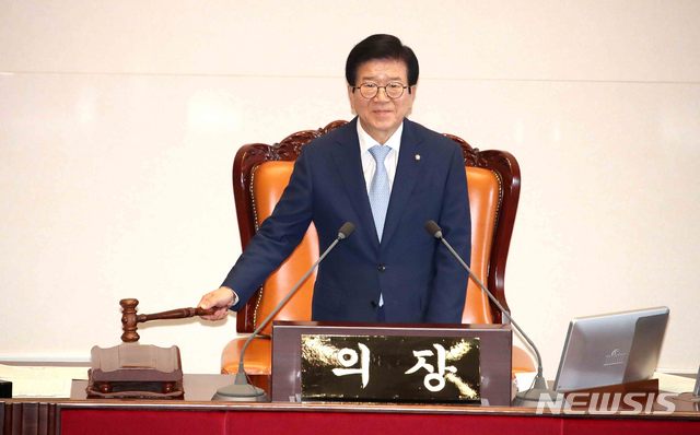 [서울=뉴시스]김선웅 기자 = 박병석 국회의장이 3일 오후 서울 여의도 국회 본회의장에서 미래통합당이 불참한 가운데 열린 제379회국회(임시회) 제7차 본회의를 진행하고 있다. 2020.07.03.&nbsp; mangusts@newsis.com