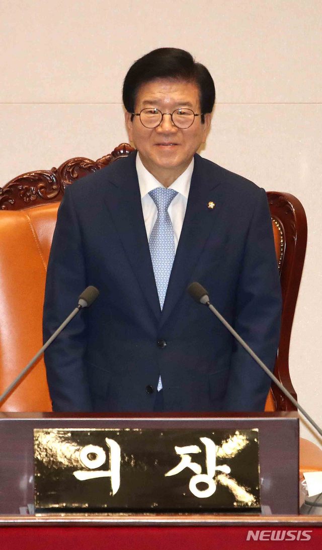 [서울=뉴시스]김선웅 기자 = 박병석 국회의장이 3일 오후 서울 여의도 국회 본회의장에서 미래통합당이 불참한 가운데 열린 제379회국회(임시회) 제7차 본회의를 진행하고 있다. 2020.07.03. mangusts@newsis.com