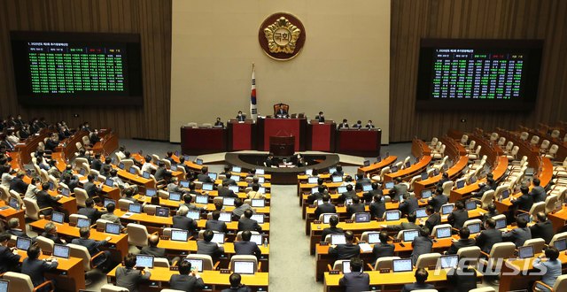 [서울=뉴시스]김선웅 기자 = 3일 오후 서울 여의도 국회 본회의장에서 미래통합당이 불참한 가운데 열린 제379회국회(임시회) 제7차 본회의에서 3차 추가경정예산안이 가결되고 있다. 2020.07.03. mangusts@newsis.com