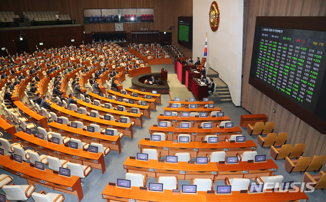 [서울=뉴시스] 장세영 기자 = 3차 추경예산안이 3일 서울 여의도 국회본회의장에서 열린 제379회국회(임시회) 제7차 본회의에서 통과되고 있다. 2020.07.03. photothink@newsis.com