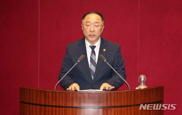 [서울=뉴시스]김선웅 기자 = 홍남기 경제부총리 겸 기획재정부 장관이 3일 오후 서울 여의도 국회 본회의장에서 미래통합당이 불참한 가운데 열린 제379회국회(임시회) 제7차 본회의에서 발언을 하고 있다. 2020.07.03. mangusts@newsis.com